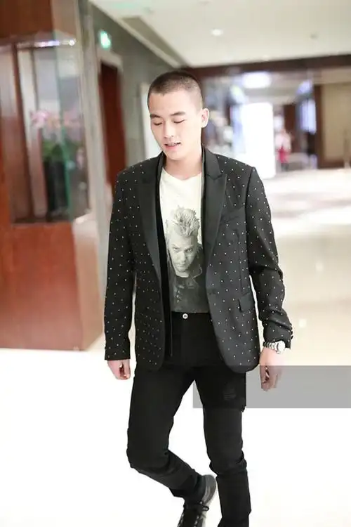 欧豪穿黑色圆点西装内搭印花t现身 留寸头行走间风度翩翩