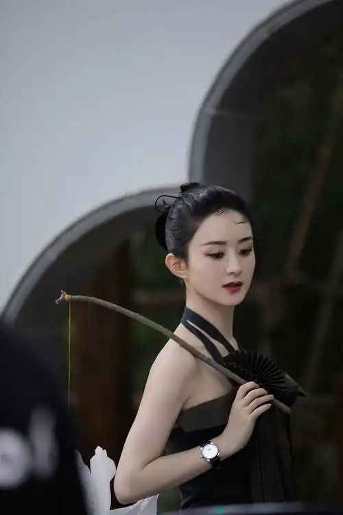 赵丽颖拍写意国风大片意境满满漫步古典园林婀娜绰约清冷优雅