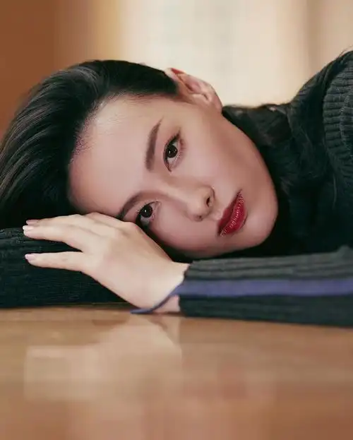 梁洛施开昂贵香槟庆33岁生日,罕见晒儿子打扮很接地气