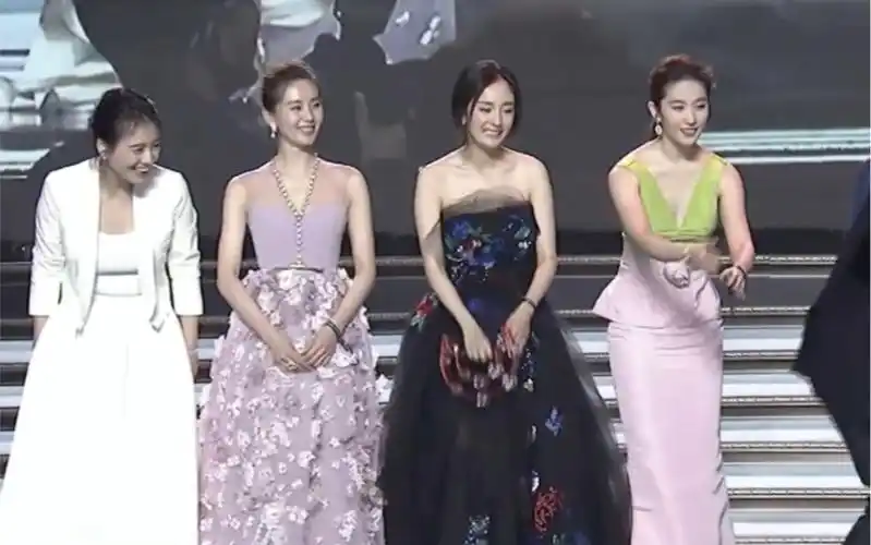 2016芭莎慈善夜刘亦菲本能反应