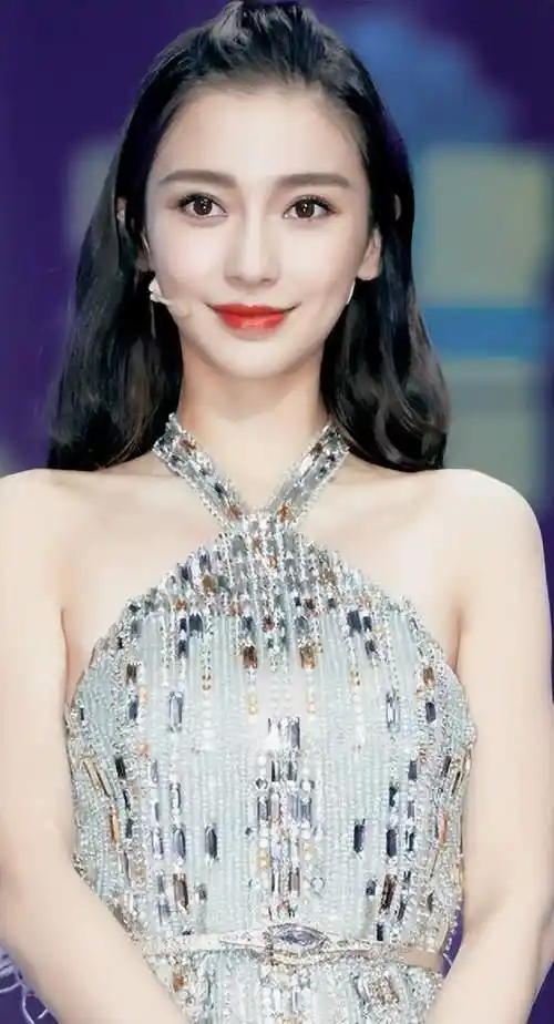 杨颖晒母子合影与爱犬阿黄同框被指暗讽黄晓明