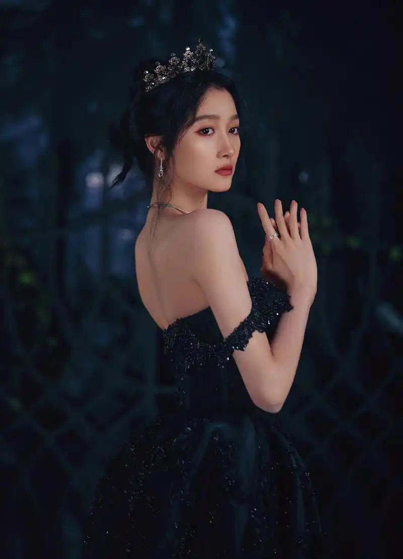 关晓彤壁纸:身穿黑色亮钻礼服,性感飒气的风格充满着浪漫气息_手机