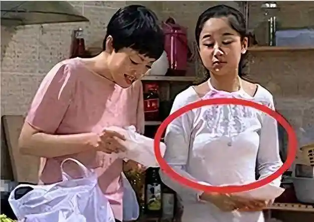 《家有儿女》中的穿帮镜头,连三岁小孩都骗不过,导演你太离谱了