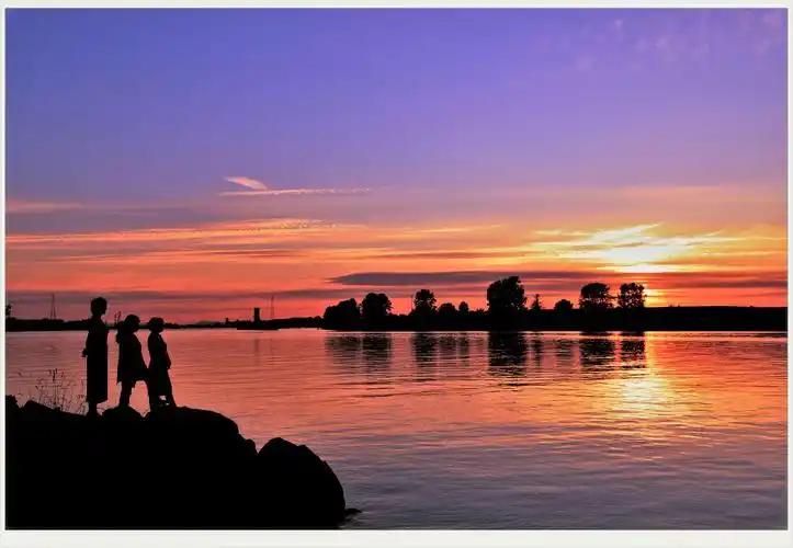 海边夕阳下的女人们