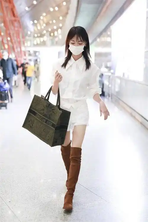 吴谨言开工现身机场,穿短裤大长腿抢镜,身材非常苗条_带着_时尚_白色