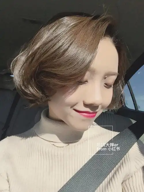 尺码 5 周末剪短了头发,染了适合秋冬的深栗棕色,素净的杏色穿搭