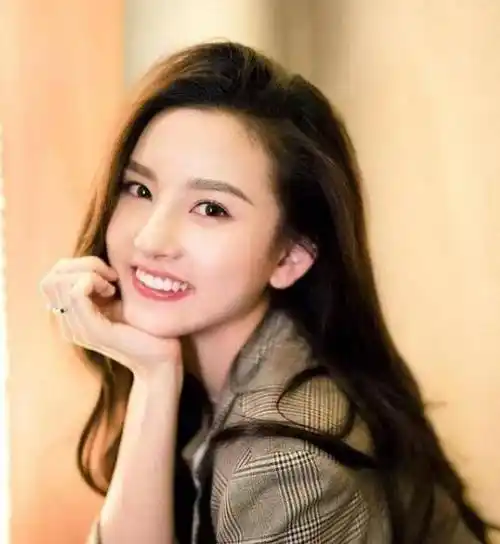 宋祖儿撞衫关晓彤,只差一块砖高度才能胜,网友:和王俊凯站一起吧_身高