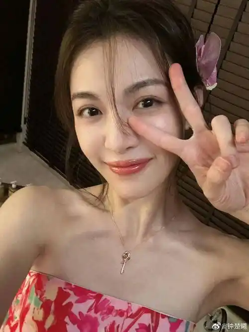 钟楚曦侯雯元旅游对比!