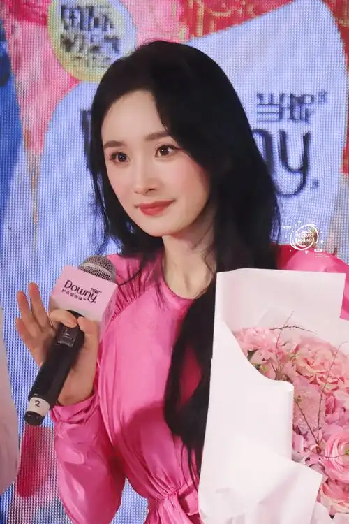 杨幂粉裙##路人镜头下的杨幂身材##今日星拍放送