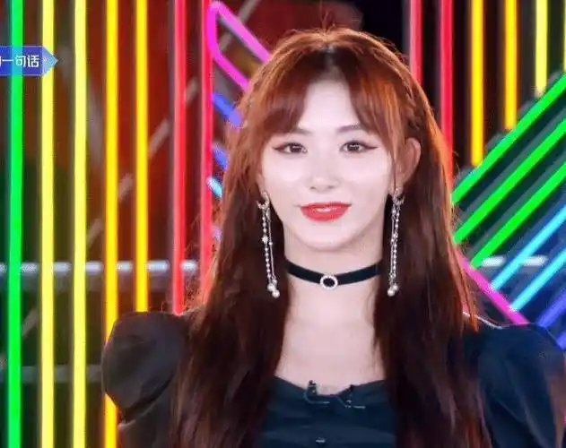 刘雨昕坐第一排,孔雪儿的座位却很难找_节目_金靖_赵小棠