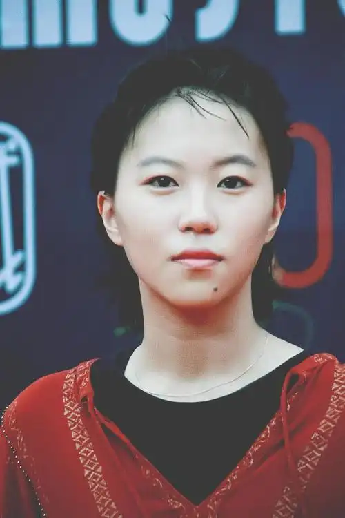 窦靖童洗掉下巴"死亡线"纹身,假小子秒变淑女,像极了妈妈王菲!