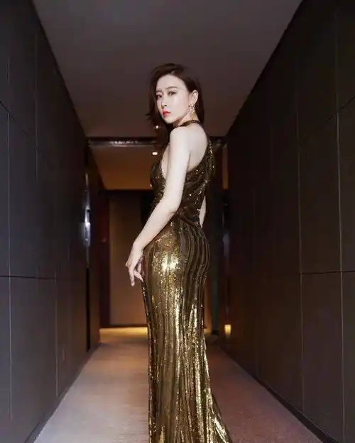 "毛俊杰"真的很放松,一身挂脖长裙走红毯,一转身就更惊艳了