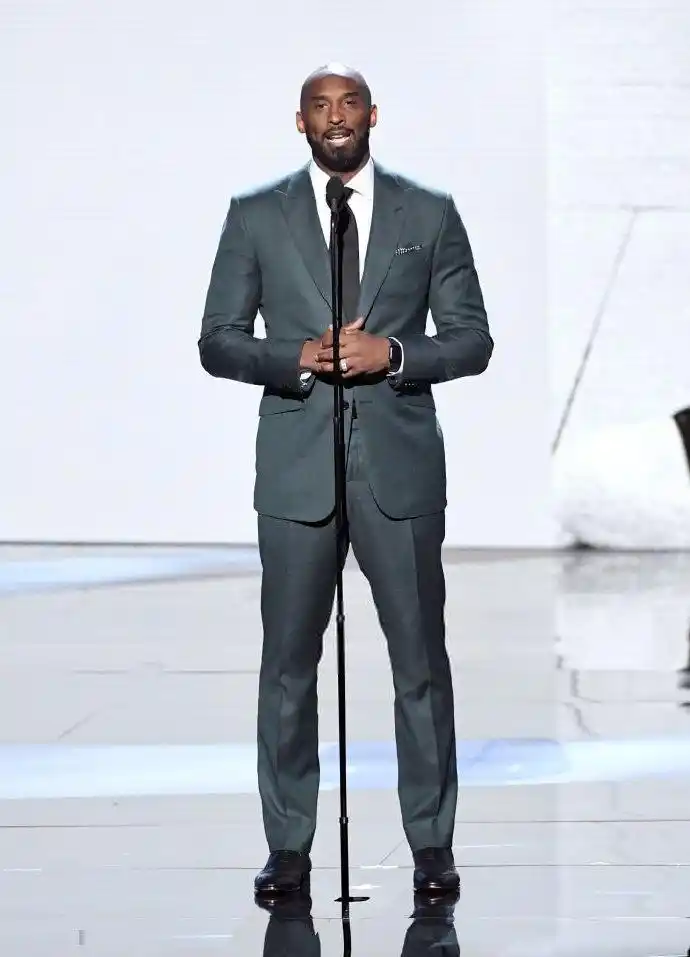 帅呆了!科比担任espy颁奖嘉宾,但咋有张图看着像1米7?