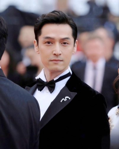 节上的胡歌在国际摄影师面前是这样的,一本正经的帅,无死角的颜值巅峰