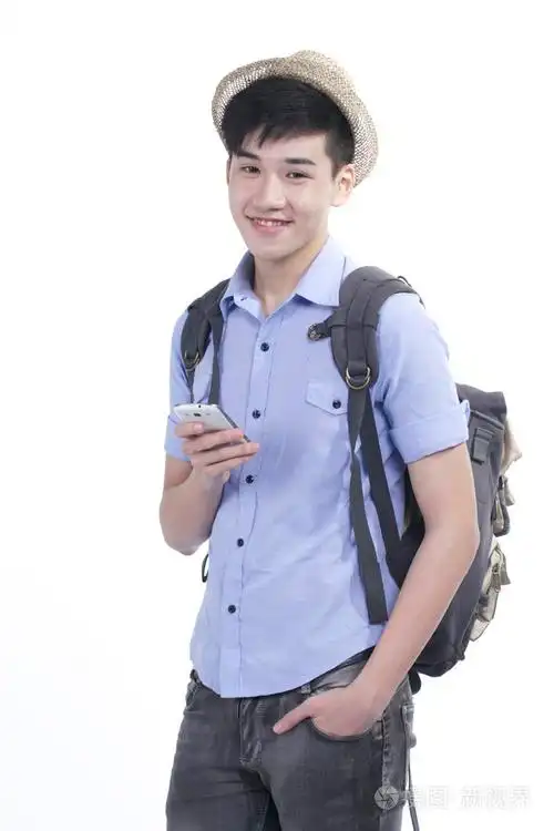 在手机上使用互联网的年轻亚洲英俊学生男人的肖像