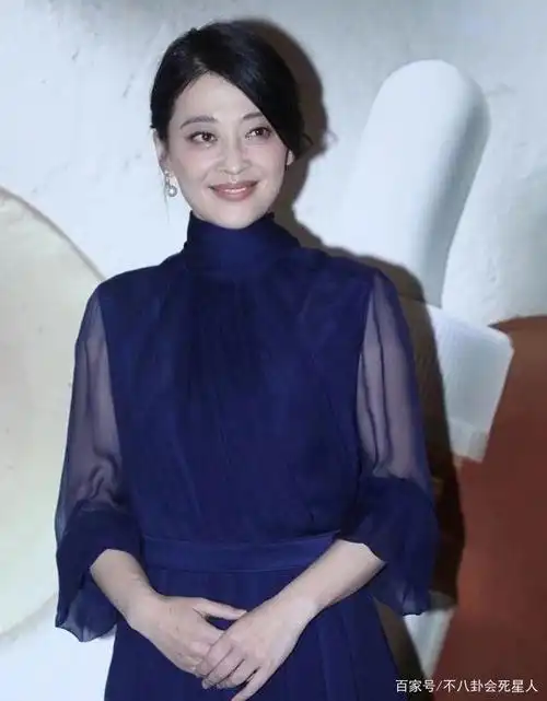 44岁梅婷生图认不出!顶狗啃刘海眼睛像被打,脸僵一笑太怪异