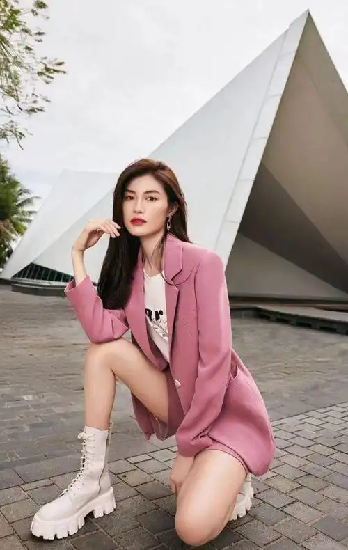 肤白貌美对她来说应该是最低调的美赞了,拥有着优秀身高比例的何穗