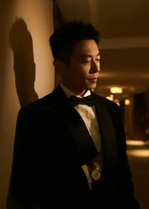 朱亚文身着brunello cucinelli西服套装,帅气亮相长春电影节