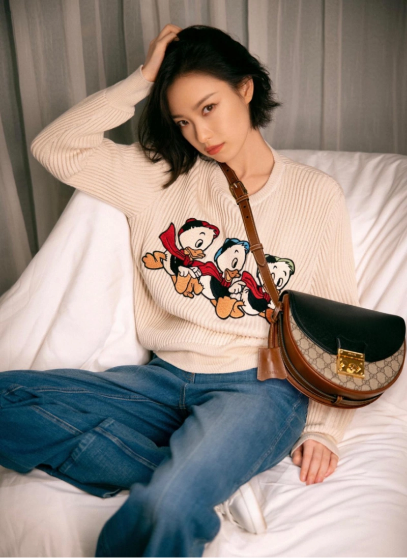 倪妮的衣品真高级!穿卡通毛衣搭牛仔阔腿裤,休闲又可爱真减龄_显得