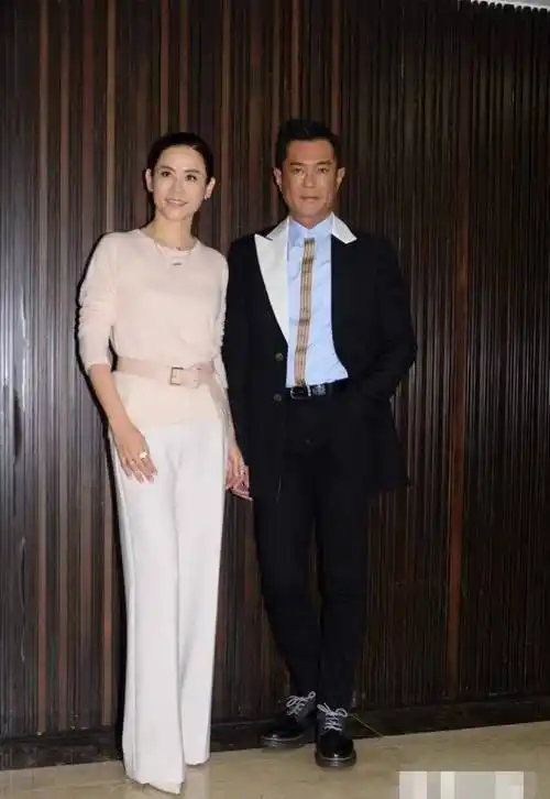 古天乐宣萱出席活动,现场有女子冲击保安防线,自称是古天乐老婆_陈