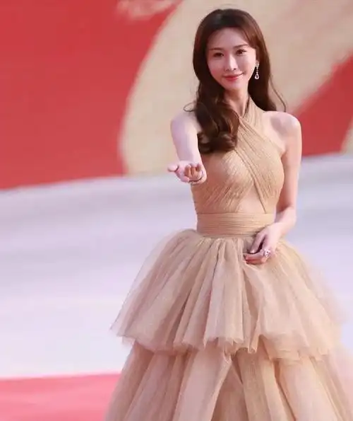 北京这一晚,林志玲惊艳亮相,关晓彤丢c位冷漠,娜然绿裙翻车