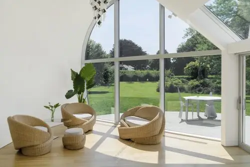 茧屋别墅设计装修让阳光透过水晶玻璃幕墙照进室内