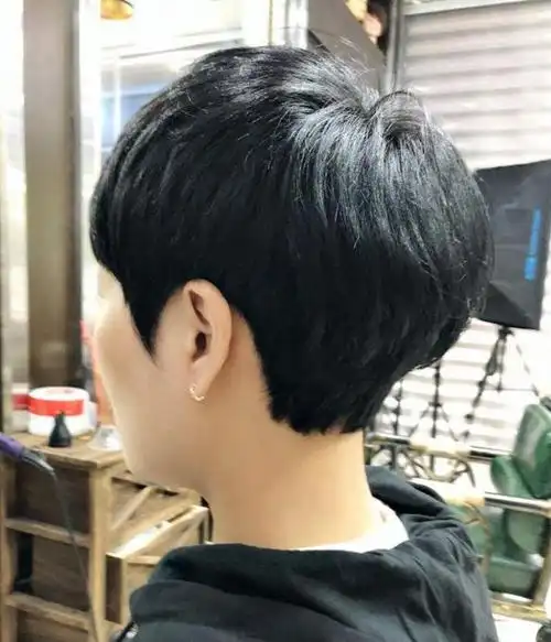 这款略带中性风的女生锅盖头发型个人觉得还是很值得大家一试的,只是