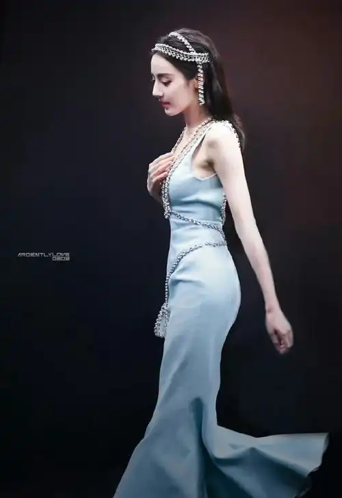 迪丽热巴薄纱开深v胸口钻竟脱落,走红毯忧走光急遮胸