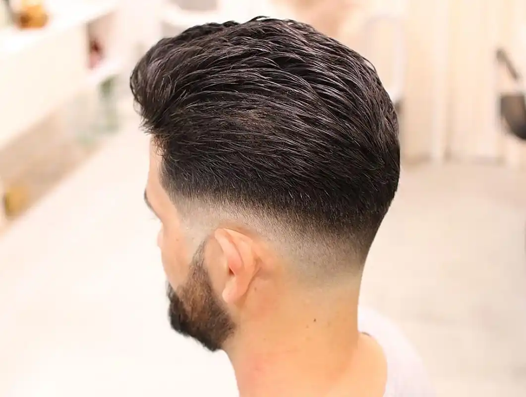 哪怕是五十多岁的大叔,梳上新款的背头造型,也很帅气有型显年轻,稳重