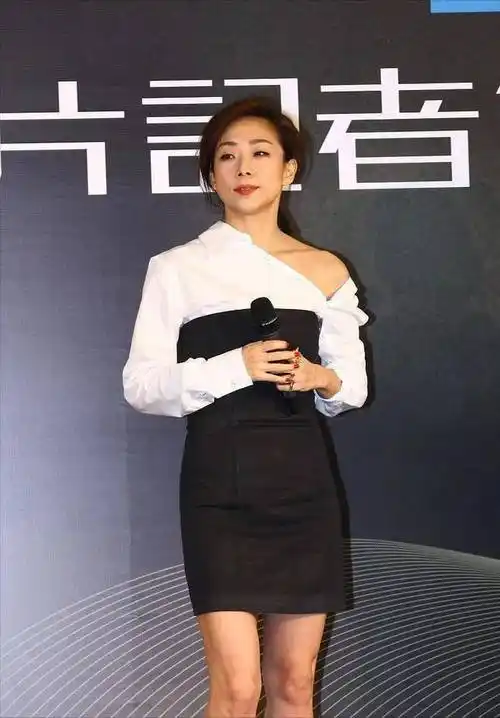 林忆莲晒自拍照,剪超短发又帅又年轻,穿衬衫阔腿裤变洋气奶奶!