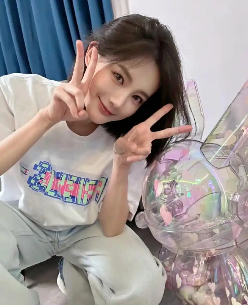 李一桐的新发型少女感满满,短发衬托得她青春元气十足,和玩偶一起拍照