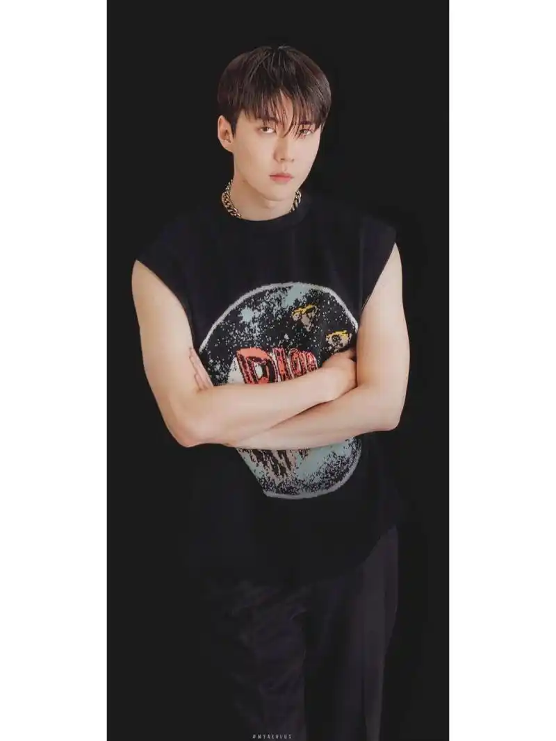 吴世勋5月刊画报壁纸 cr logo