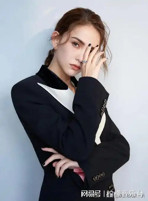 昆凌美照合集网友杰伦哎呦眼光不错呦