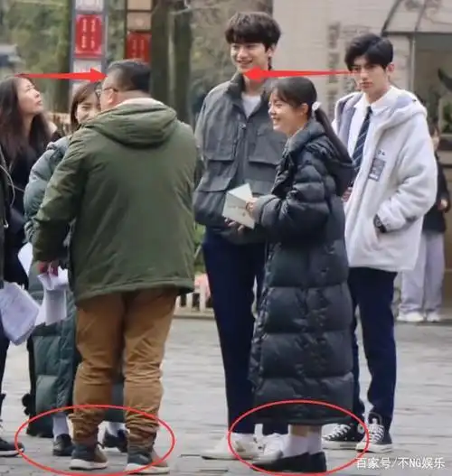 沈月赵今麦新戏同框,路人镜头下,这身高差我没眼花?