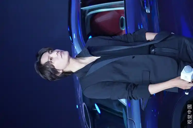 陈坤侧颜棱角分明儒雅帅气 梳微卷发展露优雅迷人微笑