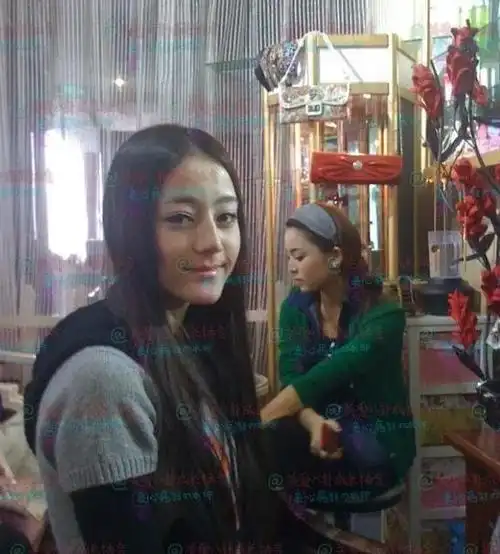 娜扎热巴与爸爸合照两位爸爸风格迥异看手就知道很爱女儿