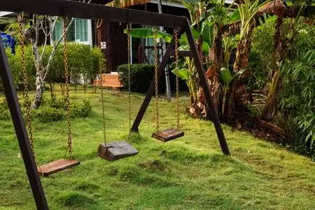 花园荡秋千图片-花园荡秋千素材-花园荡秋千插画-摄图新视界