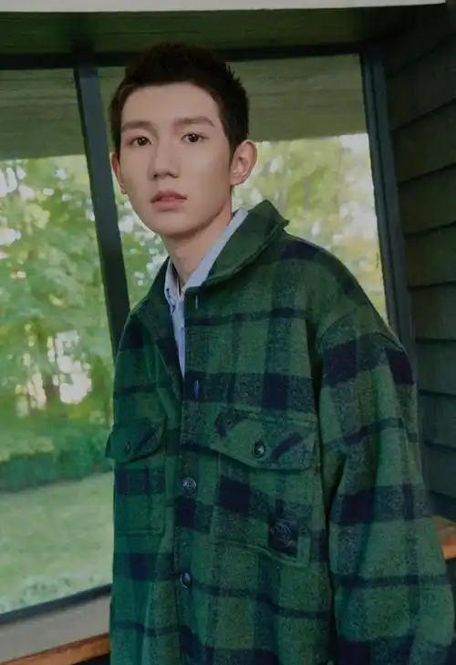 王源金鸡奖典礼独奏钢琴随性短发亮片西装洒脱帅气男人味十足