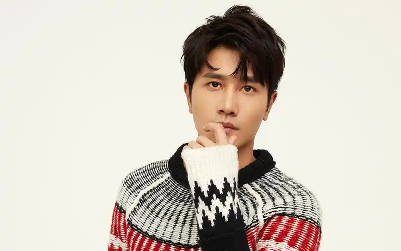 彭冠英阳光帅气写真,高清图片,电脑桌面-壁纸族