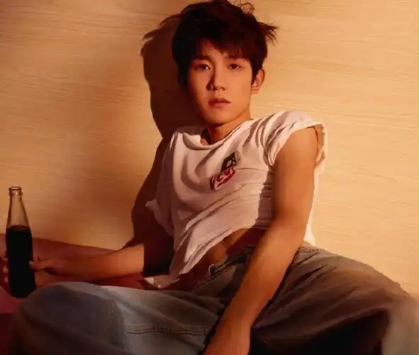 王源肖战是邻居 王源肖战关系亲密似兄弟相识多年父母还是同事