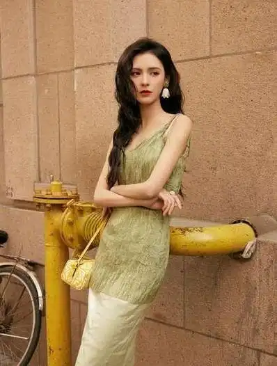 模特出身,绯闻走红,长相可以比肩大宝贝,但是却因为身披王思聪前女友