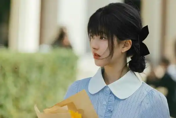 赵露思,这次在《偷偷藏不住》中饰演女主桑稚,从高中生到大学生完全