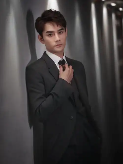 p>王凯,1982年8月18日出生于湖北省武汉市,中国内地影视男演员,流行