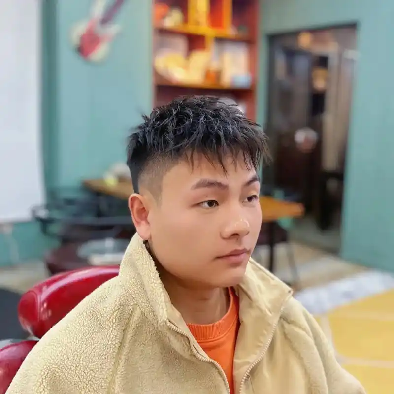 短发碎盖发型.为了简单易打理而设计的发型#如何根据脸型选择适 - 抖