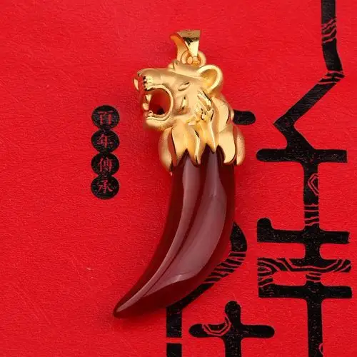 吊坠喜伴足金金虎头3d硬金狼牙黄金镶嵌玛瑙颈饰