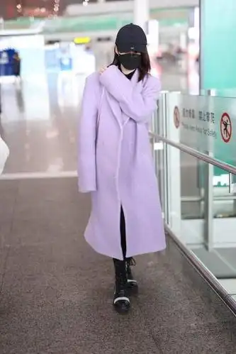 李沁这件香芋紫色的大衣看上去非常甜美减龄,温柔的紫色打造治愈系