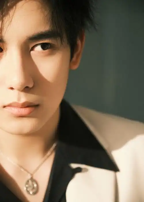 胡先煦黑白之间帅气写真图片