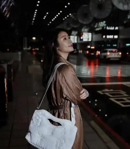 林心如现身巴黎时装周,黑色穿搭大气时尚,48岁状态绝佳!