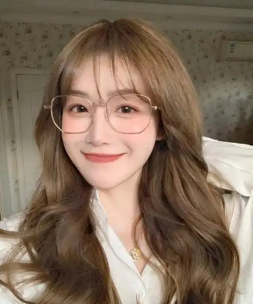 戴眼镜和不戴眼镜的女生颜值差距真的很大
