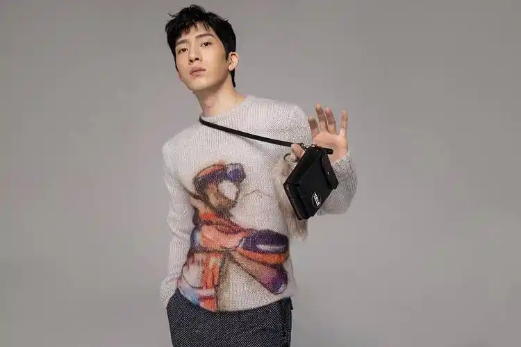 井柏然身着印花毛衣温柔软糯演绎冬日动感新时尚